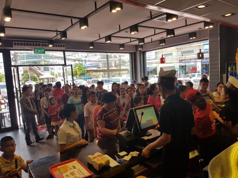 Lotteria Opens First Laos Outlet