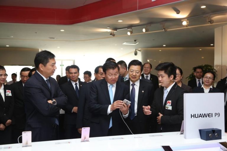 PM Thongloun Visits Huawei in Beijing, Discusses Partnership for ICT Development