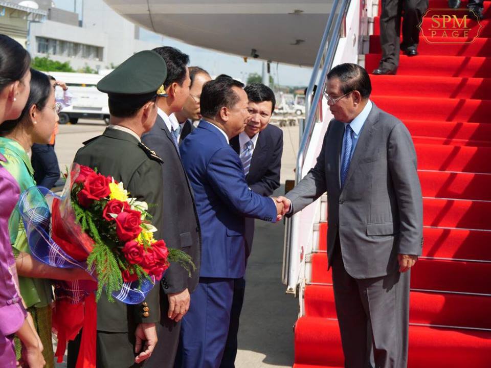 Hun Sen Arrives in laos