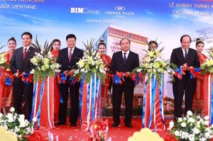 Prime Minister Nguyễn Xuân Phúc and Prime Minister Thongloun Sisoulith cut the ribbon inaugurating the Crowne Plaza Vientiane.