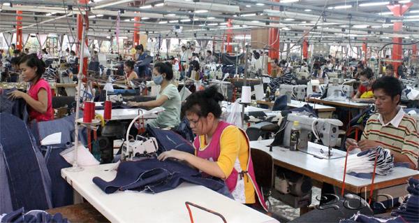 Workers at a garment factory, Vientiane Capital (Photo Credit: KPL)