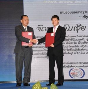 KPL Director General Sounthone Khanthavong (left) next to President of Chinese Chamber of Commerce in Vientiane Boulapha Santikhongkha (photo credit: KPL)