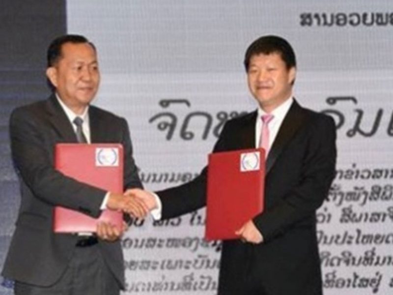 KPL Director General Sounthone Khanthavong (left) next to President of Chinese Chamber of Commerce in Vientiane Boulapha Santikhongkha (photo credit: KPL)