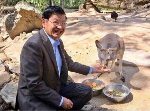 PM Thongloun with kangaroo