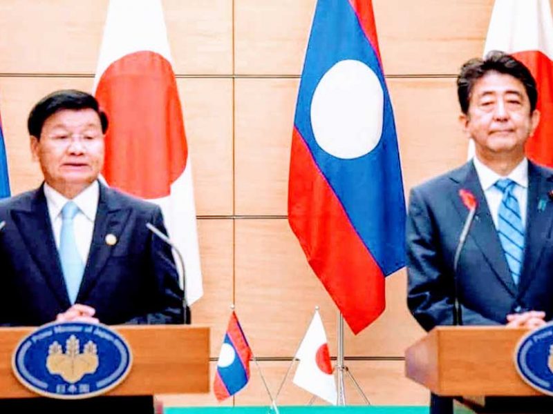 PM Thongloun (left) & PM Abe