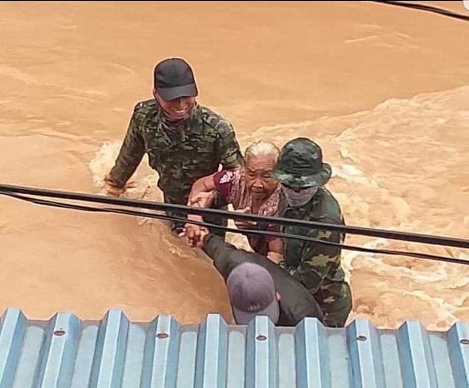 Soldiers assist in the evacuation of villagers in Salavanh