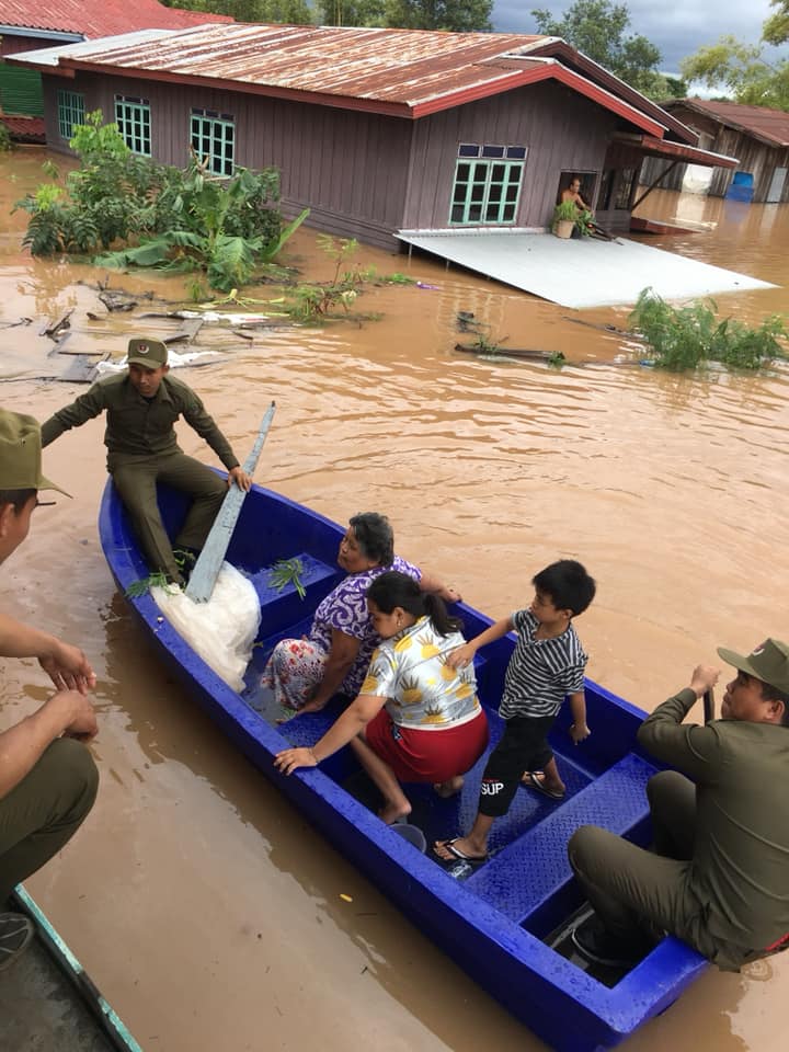 Soldiers assist in the evacuation of villagers