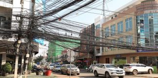 Tangled Cable and Wires in Vientiane (Photo: Piergiorgio Pescali)