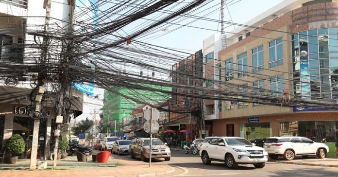 Tangled Cable and Wires in Vientiane (Photo: Piergiorgio Pescali)