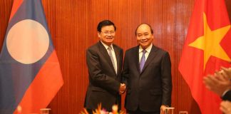 Lao Prime Minister Thongloun Sisoulith Visits Vietnamese Prime Minister Nguyen Xuan Phuc (Photo: KPL)