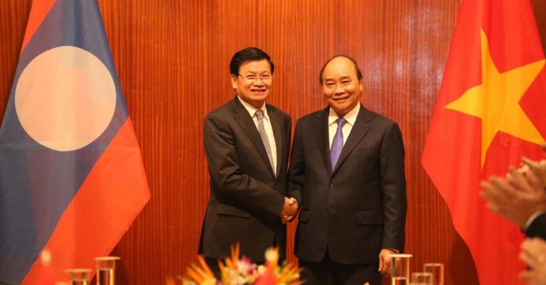 Lao Prime Minister Thongloun Sisoulith Visits Vietnamese Prime Minister Nguyen Xuan Phuc (Photo: KPL)