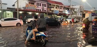 Flood at That Luang Intersection Caused by Clogged and Faulty Drains