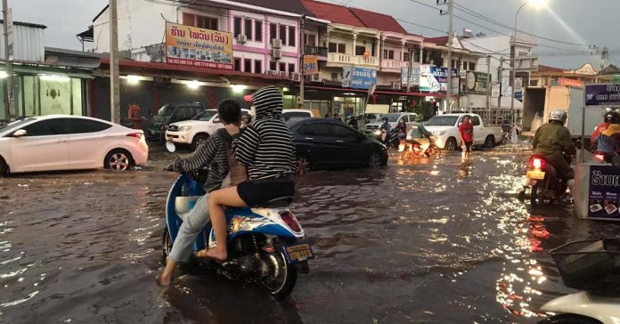 Flood at That Luang Intersection Caused by Clogged and Faulty Drains