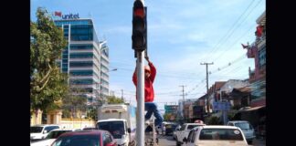 Repairing traffic lights in Vientiane Capital