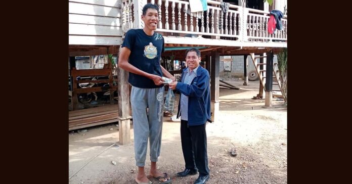 Meet the tallest man in Laos