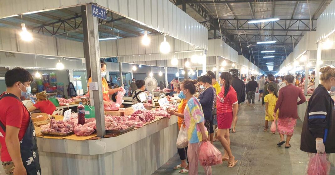 That Luang Lake Market