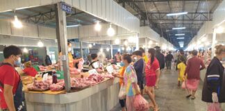 That Luang Lake Market