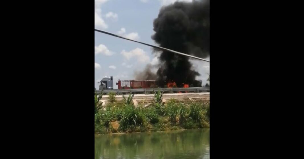 Truck catches fire on Vang Vieng Expressway