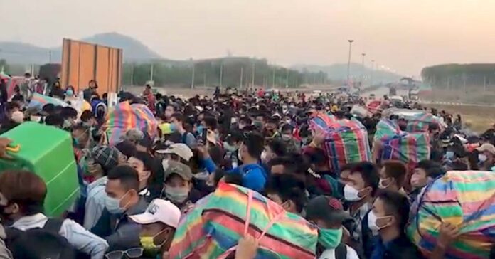 Lao laborers returning to Laos from Thailand in 2020.
