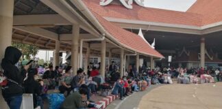 Lao migrant workers return to Savannakhet from Thailand