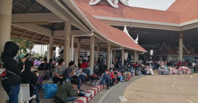 Lao migrant workers return to Savannakhet from Thailand