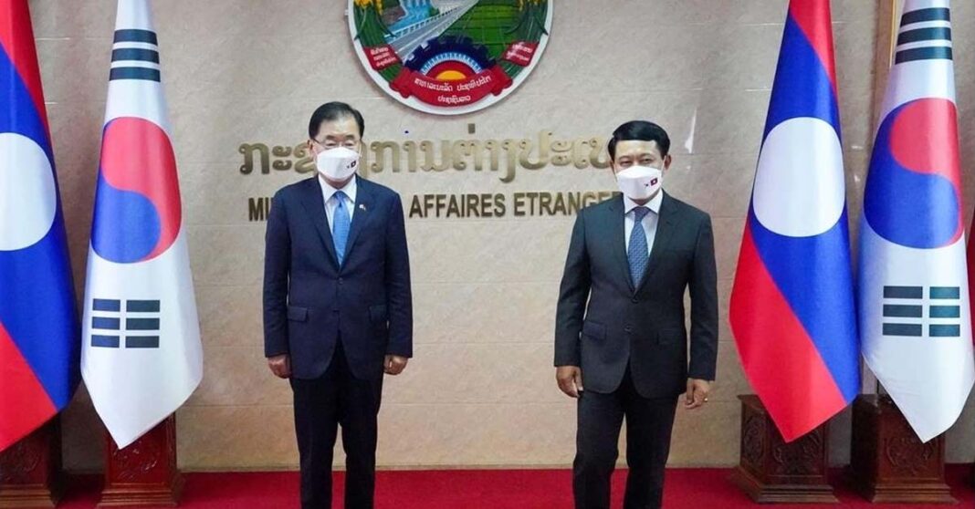 Sout Korean Foreign Minister Chung Eui-yong poses with Lao Minister of Foreign Affairs Saleumxay Kommasith (Photo: Yonhap)