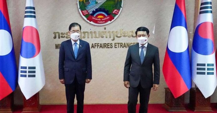 Sout Korean Foreign Minister Chung Eui-yong poses with Lao Minister of Foreign Affairs Saleumxay Kommasith (Photo: Yonhap)
