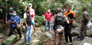 Thai police at the crime scene in Phuket (Photo: Achadthaya Chuenniran)