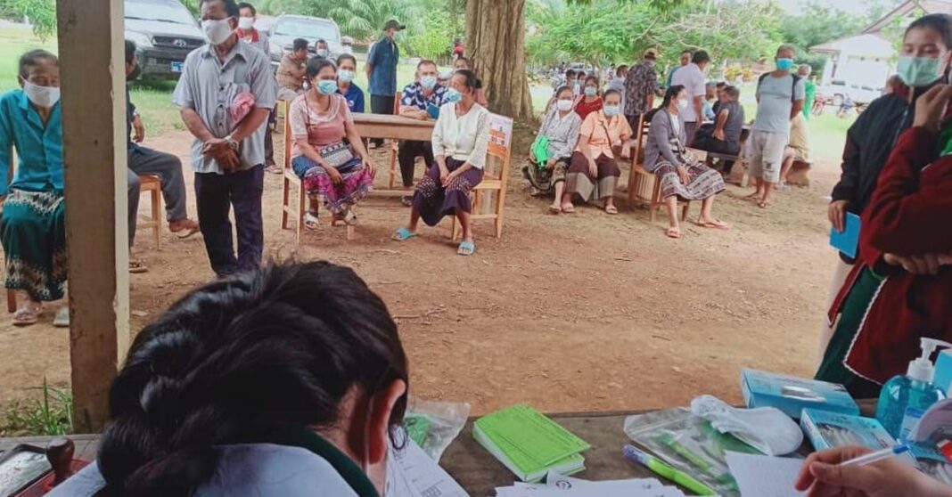 Villagers receive vaccines in Thoulakhom District