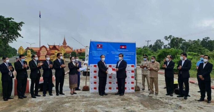 Cambodia donates Sinovac vaccines to Laos Cambodia donates Sinovac vaccines to Laos