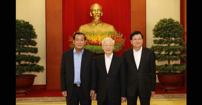 Lao President Thongloun Sisoulith poses with Vietnamese and Cambodian leaders in Hanoi.