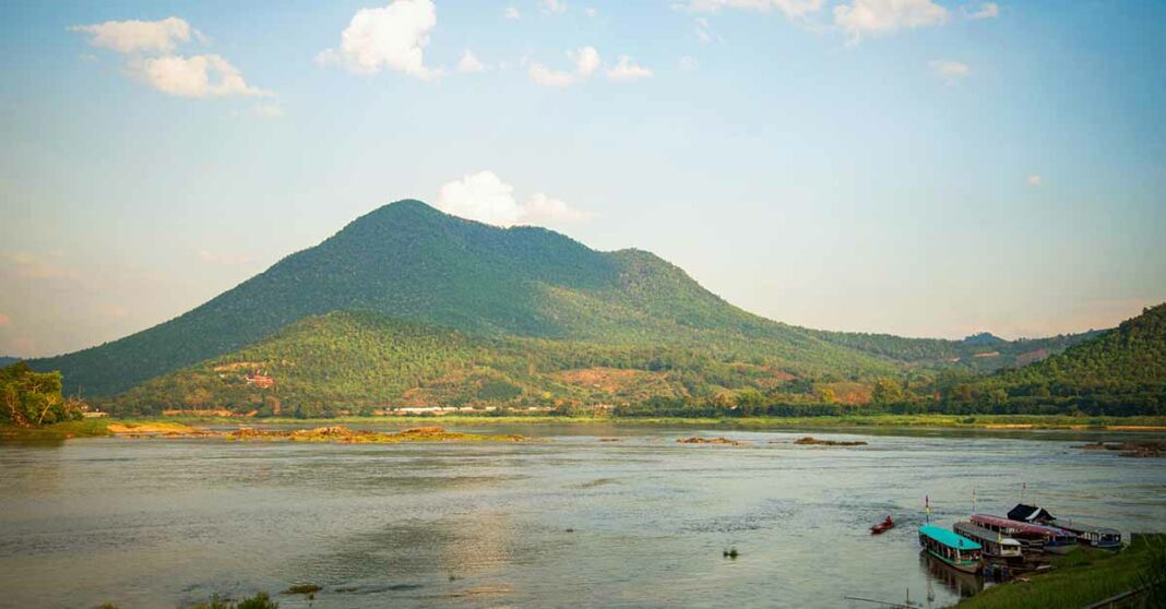 The Mekong River in Chiang Khan district, Thailand. (Image: Engdao Wichitpunya / Alamy)