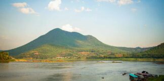 The Mekong River in Chiang Khan district, Thailand. (Image: Engdao Wichitpunya / Alamy)