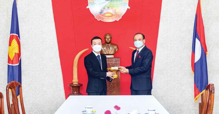 Chairman of Prince Holding Group hands over a donation to the Lao Embassy in Cambodia.