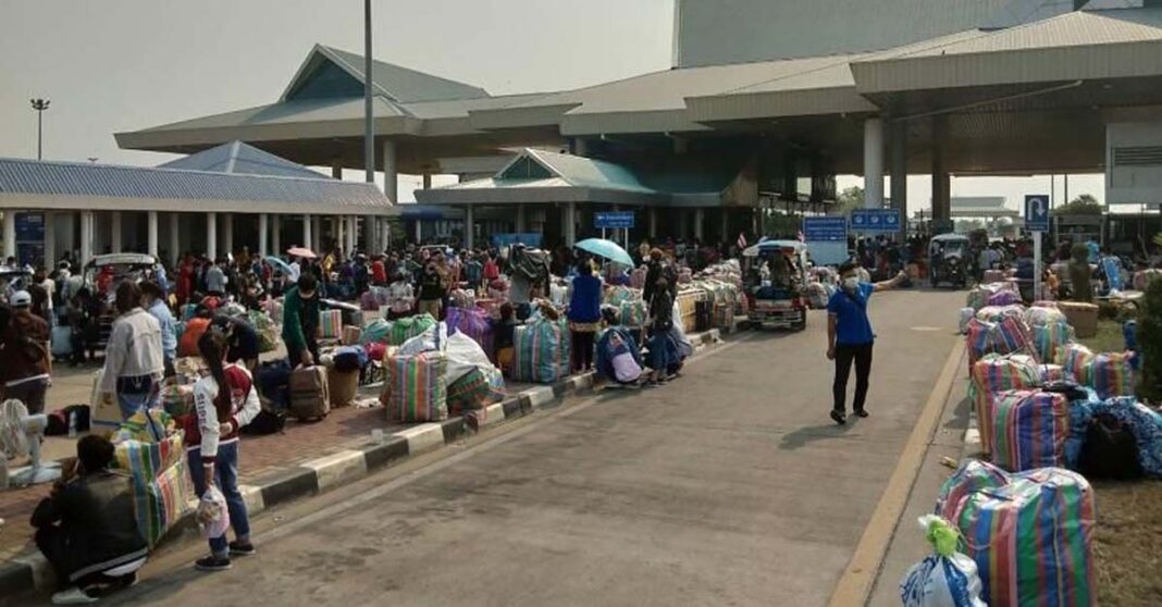 Migrant workers return to Laos from Thailand