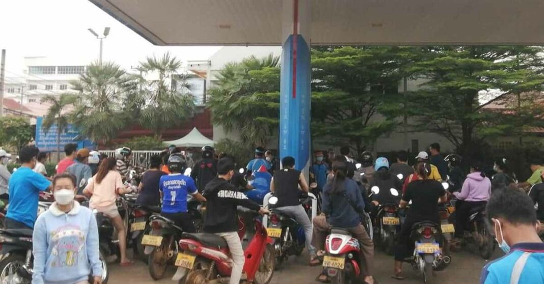 Motorists rush to fill up before fuel prices rise