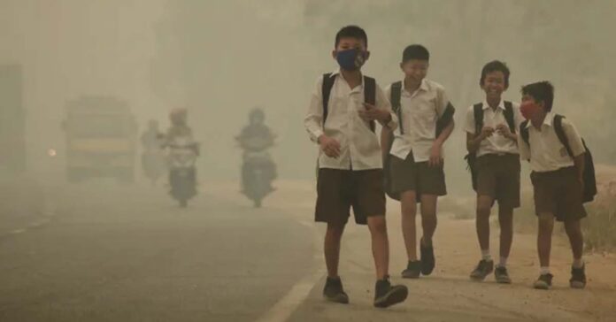 School children in the Indonesian province of Jambi forced to go home early from school amid the haze in September 2015. School children in the Indonesian province of Jambi forced to go home early from school amid the haze in September 2015.