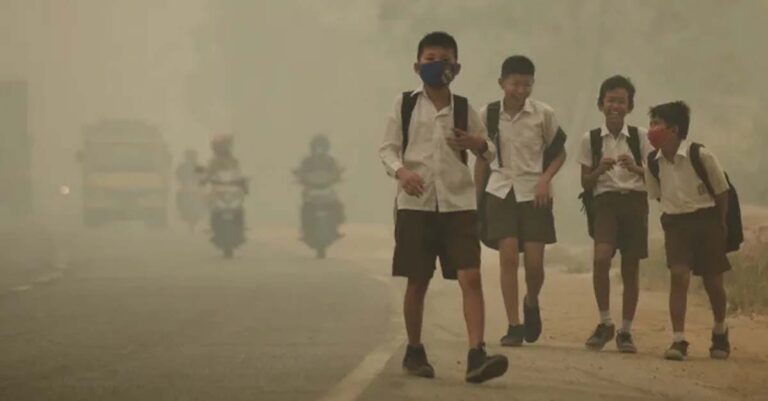 School children in the Indonesian province of Jambi forced to go home early from school amid the haze in September 2015.