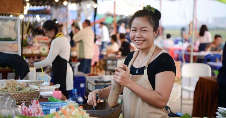 A vendor makes food during Lao Food Festival 2020 in Vientiane (Xinhua)