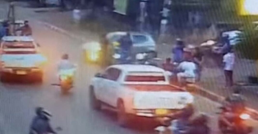 Brave or reckless young lao woman smashes into phone thief