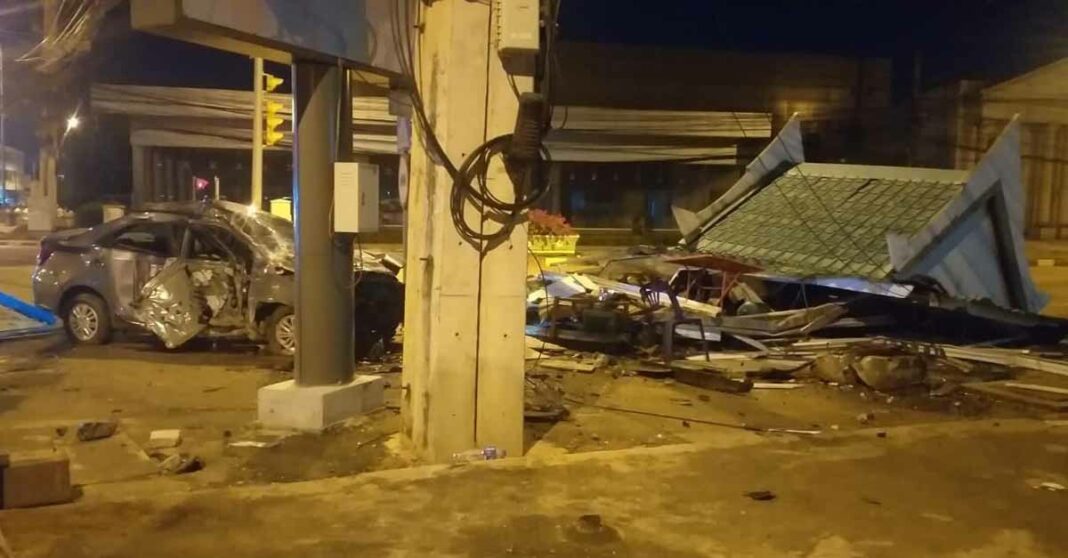 Car crashes into police box in Vientiane Capital