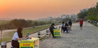 Lottery vendors wear facemasks as part of Covid-19 prevention measures (Photo: AK).