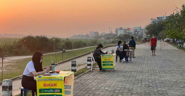 Lottery vendors wear facemasks as part of Covid-19 prevention measures (Photo: AK).