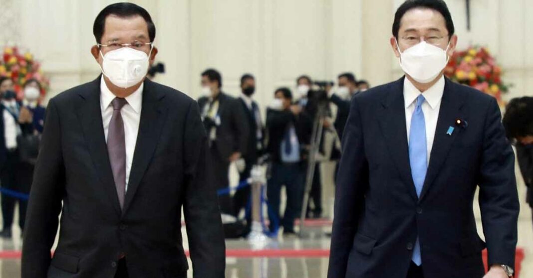 Cambodian Prime Minister Hun Sen (left) and Japan's Prime Minister Fumio Kishida during a welcome ceremony at the peace palace in Phnom Penh (AFP).