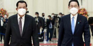 Cambodian Prime Minister Hun Sen (left) and Japan's Prime Minister Fumio Kishida during a welcome ceremony at the peace palace in Phnom Penh (AFP).