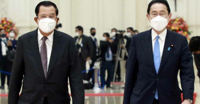 Cambodian Prime Minister Hun Sen (left) and Japan's Prime Minister Fumio Kishida during a welcome ceremony at the peace palace in Phnom Penh (AFP).