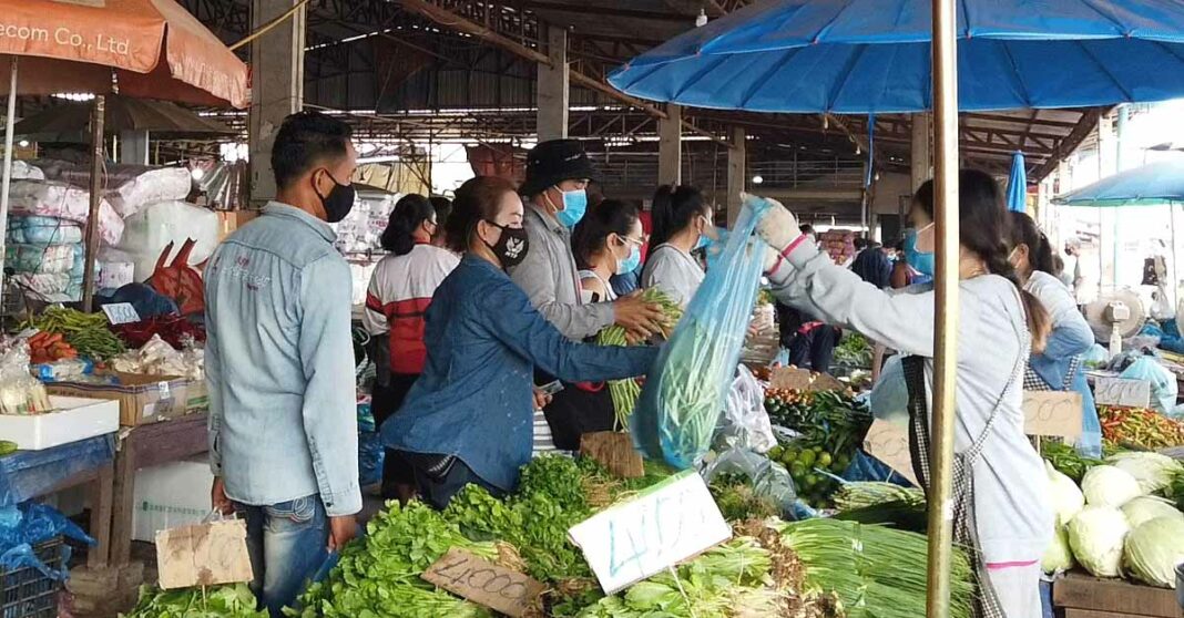 Lao people at a market wearing facemasks.