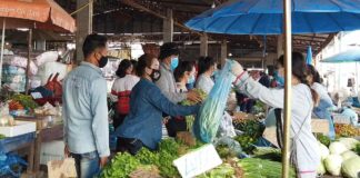 Lao people at a market wearing facemasks.