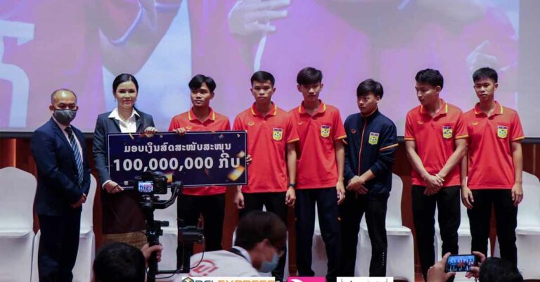 Phijika Boonkwang makes donation to Laos football team.