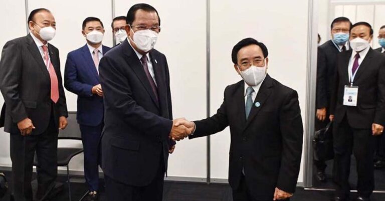 Cambodian Prime Minister Hun Sen meets Lao Prime Minister Phankham Viphavanh in Japan